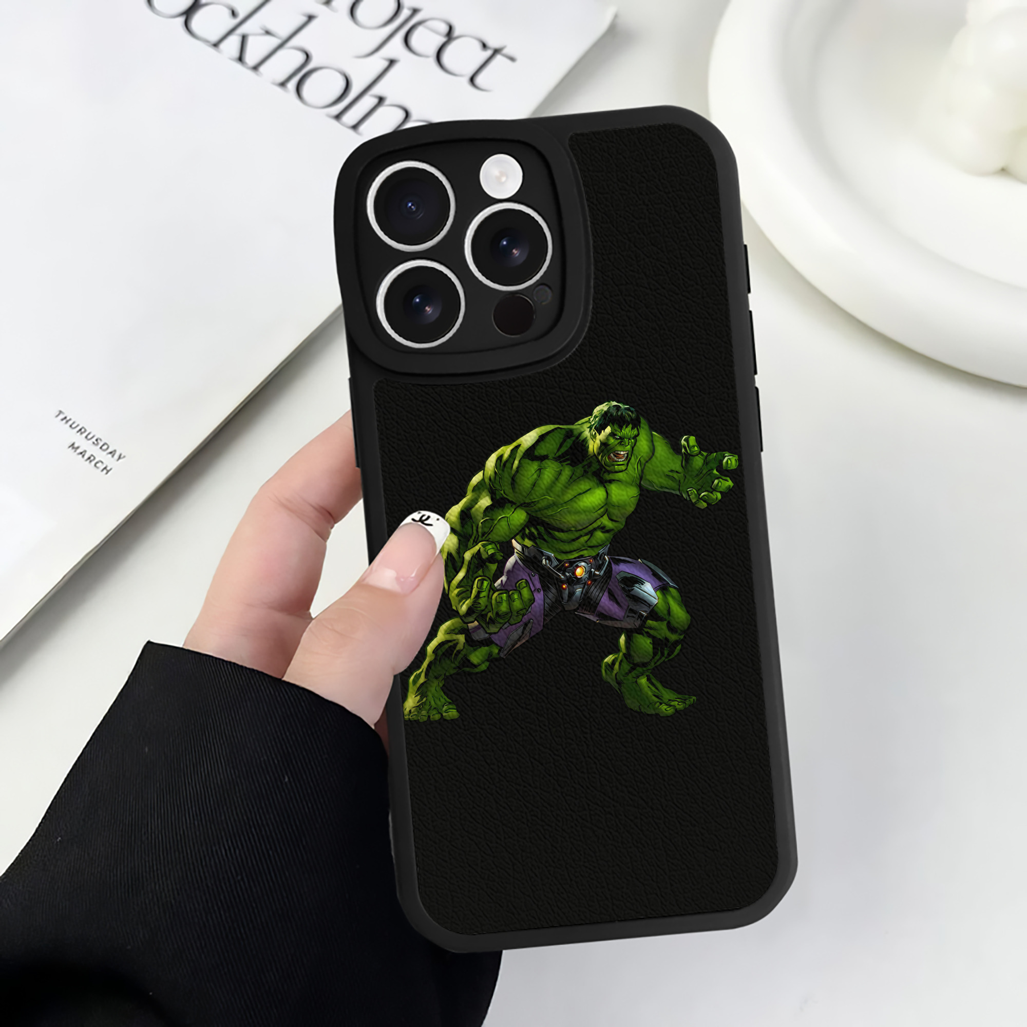 （画像用） アベンジャーズ The Avengers 【iPhone 16シリーズ対応】シリコンスマホケース（レザー調） 材質：シリコン